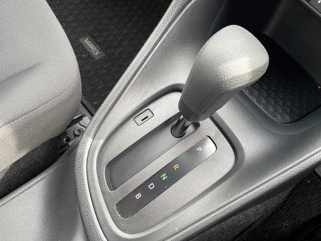 トヨタ ヤリス X 長野県 2023(令5)年 0.6万km ダークブルーマイカM 純正メーカーナビ/AM/FM/Bluetooth/フルセグTV/トヨタセーフティセンス/衝突被害軽減ブレーキ/横滑り防止装置/RSA/バックカメラ/ETC/オートライト/ステアリングスイッチ/ハロゲンヘッドライト/オートマチックハイビーム/電動格納ミラー/ウィンカーミラー/純正フロアマット/ドアバイザー