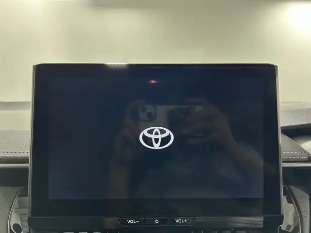 トヨタ カローラツーリング ハイブリッド ダブルバイビー 佐賀県 2023(令5)年 3.2万km アティチュードブラックマイカ/プラチナホワイトパールマイカ ワンオーナー/純正10.5インチディスプレイオーディオ/フルセグ/Bluetooth/バックカメラ/衝突被害軽減システム/レーダークルーズコントロール/レーンアシスト/パーキングサポートブレーキ/ロードサインアシスト/クリアランスソナー/ビルトインETC2.0 /前方・後方純正ドライブレコーダー/オートライト/オートマチックハイビーム/ISOFIX/運転席・助手席シートヒーター/ステアリングヒーター/純正フロアマット/純正17インチアルミホイール