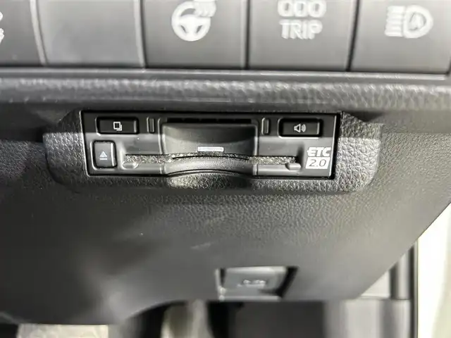 トヨタ カローラツーリング ハイブリッド ダブルバイビー 佐賀県 2023(令5)年 3.2万km アティチュードブラックマイカ/プラチナホワイトパールマイカ ワンオーナー/純正10.5インチディスプレイオーディオ/フルセグ/Bluetooth/バックカメラ/衝突被害軽減システム/レーダークルーズコントロール/レーンアシスト/パーキングサポートブレーキ/ロードサインアシスト/クリアランスソナー/ビルトインETC2.0 /前方・後方純正ドライブレコーダー/オートライト/オートマチックハイビーム/ISOFIX/運転席・助手席シートヒーター/ステアリングヒーター/純正フロアマット/純正17インチアルミホイール