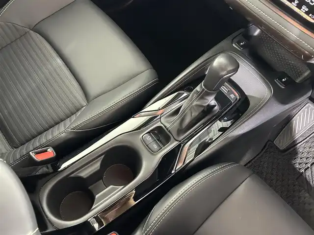 トヨタ カローラツーリング ハイブリッド ダブルバイビー 佐賀県 2023(令5)年 3.2万km アティチュードブラックマイカ/プラチナホワイトパールマイカ ワンオーナー/純正10.5インチディスプレイオーディオ/フルセグ/Bluetooth/バックカメラ/衝突被害軽減システム/レーダークルーズコントロール/レーンアシスト/パーキングサポートブレーキ/ロードサインアシスト/クリアランスソナー/ビルトインETC2.0 /前方・後方純正ドライブレコーダー/オートライト/オートマチックハイビーム/ISOFIX/運転席・助手席シートヒーター/ステアリングヒーター/純正フロアマット/純正17インチアルミホイール