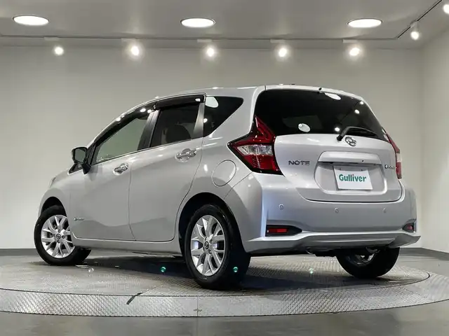日産 ノート e－パワー X Vセレクション 愛知県 2020(令2)年 5.6万km ブリリアントシルバー アラウンドビューモニター/衝突軽減ブレーキ/車線逸脱警報/デジタルインナーミラー/前後ドライブレコーダー/ＥＴＣ/オートエアコン/プッシュスタート/アクセサリーソケット/ＩＳＯＦＩＸ/電動格納ミラー/純正フロアマット/純正１５インチアルミホイール