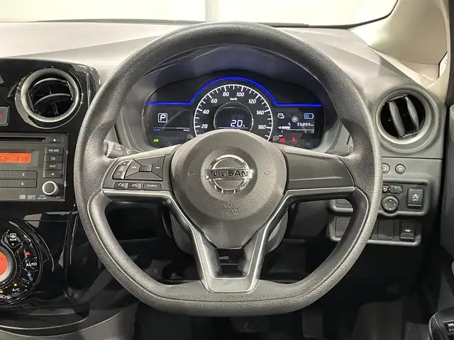 日産 ノート e－パワー X Vセレクション 愛知県 2020(令2)年 5.6万km ブリリアントシルバー アラウンドビューモニター/衝突軽減ブレーキ/車線逸脱警報/デジタルインナーミラー/前後ドライブレコーダー/ＥＴＣ/オートエアコン/プッシュスタート/アクセサリーソケット/ＩＳＯＦＩＸ/電動格納ミラー/純正フロアマット/純正１５インチアルミホイール