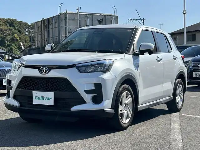 トヨタ ライズ G 長崎県 2022(令4)年 2.7万km シャイニングホワイトパール ワンオーナー/社外ナビ(FM/AM/BT/CD/DVD/フルセグTV)/プッシュスタート/スマートキー/MTモード付AT/アイドリングストップ/ETC2.0/バックカメラ/純正フロアマット/純正16インチアルミホイール/ABS/VSC/コーナーセンサー/レーンキープアシスト/盗難防止装置/スマートアシスト/オートライト/純正LEDヘッドライト/ブラインドスポットモニター/SRSダブル・サイドエアバッグ/SRSカーテンエアバッグ/ISOFIX/取扱説明書/保証書/ナビ取扱説明書/スペアキー