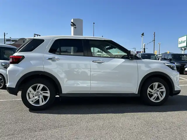 トヨタ ライズ G 長崎県 2022(令4)年 2.7万km シャイニングホワイトパール ワンオーナー/社外ナビ(FM/AM/BT/CD/DVD/フルセグTV)/プッシュスタート/スマートキー/MTモード付AT/アイドリングストップ/ETC2.0/バックカメラ/純正フロアマット/純正16インチアルミホイール/ABS/VSC/コーナーセンサー/レーンキープアシスト/盗難防止装置/スマートアシスト/オートライト/純正LEDヘッドライト/ブラインドスポットモニター/SRSダブル・サイドエアバッグ/SRSカーテンエアバッグ/ISOFIX/取扱説明書/保証書/ナビ取扱説明書/スペアキー