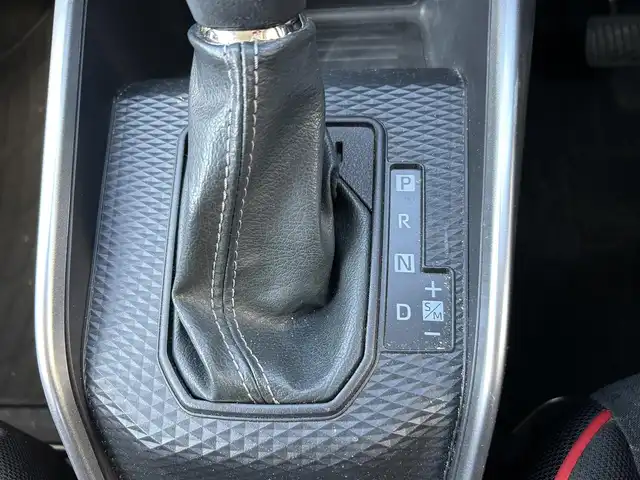 トヨタ ライズ G 長崎県 2022(令4)年 2.7万km シャイニングホワイトパール ワンオーナー/社外ナビ(FM/AM/BT/CD/DVD/フルセグTV)/プッシュスタート/スマートキー/MTモード付AT/アイドリングストップ/ETC2.0/バックカメラ/純正フロアマット/純正16インチアルミホイール/ABS/VSC/コーナーセンサー/レーンキープアシスト/盗難防止装置/スマートアシスト/オートライト/純正LEDヘッドライト/ブラインドスポットモニター/SRSダブル・サイドエアバッグ/SRSカーテンエアバッグ/ISOFIX/取扱説明書/保証書/ナビ取扱説明書/スペアキー