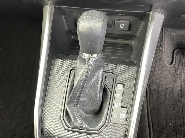 トヨタ ライズ G 福井県 2022(令4)年 2.7万km シャイニングホワイトパール 7インチナビ/【FM/AM/Bluetooth/CD/DVD/フルセグTV】/プッシュスタート/スマートキー/MTモード付AT/アイドリングストップ/ETC2.0/バックカメラ/純正フロアマット/純正16インチアルミホイール/ABS/VSC/コーナーセンサー/レーンキープアシスト/盗難防止装置/スマートアシスト/オートライト/純正LEDヘッドライト/ブラインドスポットモニター/SRSダブル・サイドエアバッグ/SRSカーテンエアバッグ/ISOFIX/取扱説明書/保証書/ナビ取扱説明書/スペアキー