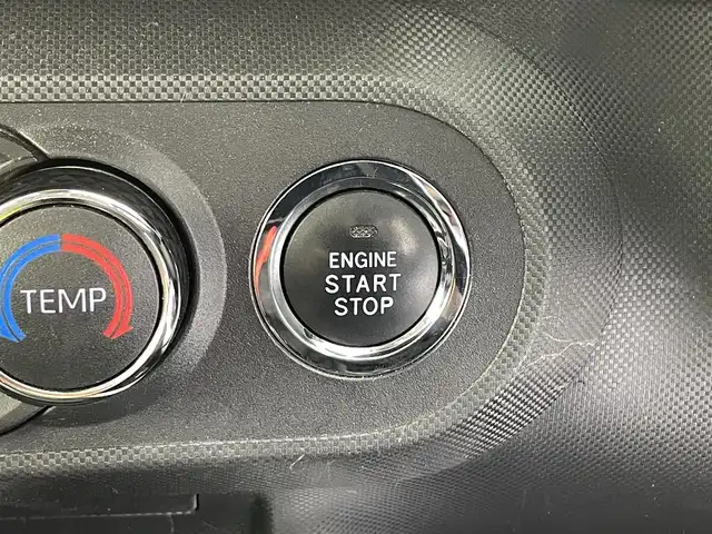 トヨタ ライズ G 福井県 2022(令4)年 2.7万km シャイニングホワイトパール 7インチナビ/【FM/AM/Bluetooth/CD/DVD/フルセグTV】/プッシュスタート/スマートキー/MTモード付AT/アイドリングストップ/ETC2.0/バックカメラ/純正フロアマット/純正16インチアルミホイール/ABS/VSC/コーナーセンサー/レーンキープアシスト/盗難防止装置/スマートアシスト/オートライト/純正LEDヘッドライト/ブラインドスポットモニター/SRSダブル・サイドエアバッグ/SRSカーテンエアバッグ/ISOFIX/取扱説明書/保証書/ナビ取扱説明書/スペアキー