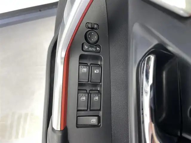 トヨタ ライズ G 福井県 2022(令4)年 2.7万km シャイニングホワイトパール 7インチナビ/【FM/AM/Bluetooth/CD/DVD/フルセグTV】/プッシュスタート/スマートキー/MTモード付AT/アイドリングストップ/ETC2.0/バックカメラ/純正フロアマット/純正16インチアルミホイール/ABS/VSC/コーナーセンサー/レーンキープアシスト/盗難防止装置/スマートアシスト/オートライト/純正LEDヘッドライト/ブラインドスポットモニター/SRSダブル・サイドエアバッグ/SRSカーテンエアバッグ/ISOFIX/取扱説明書/保証書/ナビ取扱説明書/スペアキー