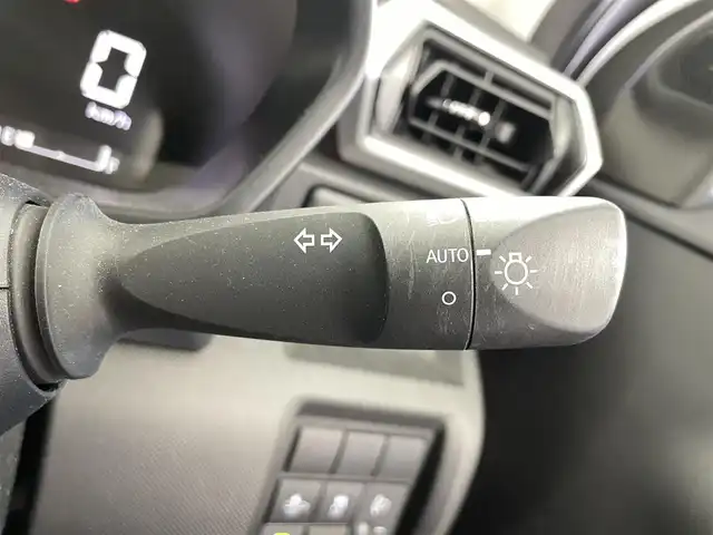 トヨタ ライズ G 福井県 2022(令4)年 2.7万km シャイニングホワイトパール 7インチナビ/【FM/AM/Bluetooth/CD/DVD/フルセグTV】/プッシュスタート/スマートキー/MTモード付AT/アイドリングストップ/ETC2.0/バックカメラ/純正フロアマット/純正16インチアルミホイール/ABS/VSC/コーナーセンサー/レーンキープアシスト/盗難防止装置/スマートアシスト/オートライト/純正LEDヘッドライト/ブラインドスポットモニター/SRSダブル・サイドエアバッグ/SRSカーテンエアバッグ/ISOFIX/取扱説明書/保証書/ナビ取扱説明書/スペアキー