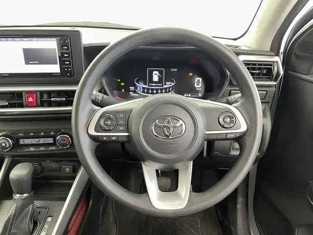 トヨタ ライズ G 福井県 2022(令4)年 2.7万km シャイニングホワイトパール 7インチナビ/【FM/AM/Bluetooth/CD/DVD/フルセグTV】/プッシュスタート/スマートキー/MTモード付AT/アイドリングストップ/ETC2.0/バックカメラ/純正フロアマット/純正16インチアルミホイール/ABS/VSC/コーナーセンサー/レーンキープアシスト/盗難防止装置/スマートアシスト/オートライト/純正LEDヘッドライト/ブラインドスポットモニター/SRSダブル・サイドエアバッグ/SRSカーテンエアバッグ/ISOFIX/取扱説明書/保証書/ナビ取扱説明書/スペアキー