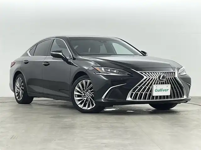 レクサス ＥＳ 300h グレイスフルエスコート 福島県 2023(令5)年 3.5万km グラファイトブラックガラスフレーク パノラミックビュー/・衝突軽減/・オートハイビーム/・標識認識/・ブラインドスポットモニター/サンルーフ/マークレビンソンプレミアムサウンド/純正12.3インチディスプレイオーディオ/・フルセグ/TV/BT/FM/AM/ミラーキャスト/LEDオートライト/レザーシート/・パワーシート/・シートヒーター/・エアシート/・メモリーシート/・パワーリアゲート/追従走行付きクルーズコントロール/純正アルミホイール付きサマータイヤ/ETC/前後ドラレコ/電子パーキング/・ブレーキホールド/ヘッドアップディスプレイ/革ステアリング/・ステアリングリモコン/・パドルシフト/・ステアヒーター/純正フロアマット/ウィンカーミラー/・オートミラー/2列目ロールサンシェード/・リア電格サンシェード/プッシュスタート/・スマートキー
