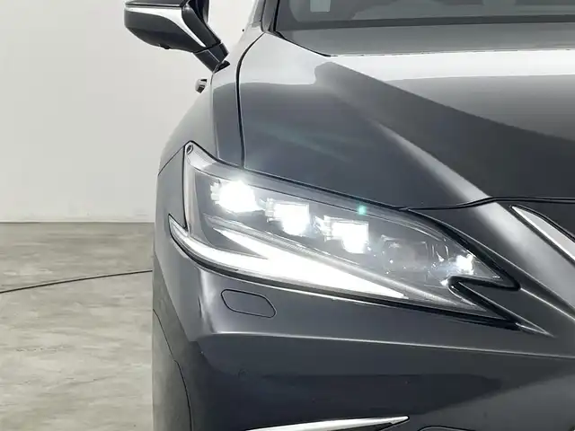 レクサス ＥＳ 300h グレイスフルエスコート 福島県 2023(令5)年 3.5万km グラファイトブラックガラスフレーク パノラミックビュー/・衝突軽減/・オートハイビーム/・標識認識/・ブラインドスポットモニター/サンルーフ/マークレビンソンプレミアムサウンド/純正12.3インチディスプレイオーディオ/・フルセグ/TV/BT/FM/AM/ミラーキャスト/LEDオートライト/レザーシート/・パワーシート/・シートヒーター/・エアシート/・メモリーシート/・パワーリアゲート/追従走行付きクルーズコントロール/純正アルミホイール付きサマータイヤ/ETC/前後ドラレコ/電子パーキング/・ブレーキホールド/ヘッドアップディスプレイ/革ステアリング/・ステアリングリモコン/・パドルシフト/・ステアヒーター/純正フロアマット/ウィンカーミラー/・オートミラー/2列目ロールサンシェード/・リア電格サンシェード/プッシュスタート/・スマートキー