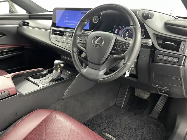 レクサス ＥＳ 300h グレイスフルエスコート 福島県 2023(令5)年 3.5万km グラファイトブラックガラスフレーク パノラミックビュー/・衝突軽減/・オートハイビーム/・標識認識/・ブラインドスポットモニター/サンルーフ/マークレビンソンプレミアムサウンド/純正12.3インチディスプレイオーディオ/・フルセグ/TV/BT/FM/AM/ミラーキャスト/LEDオートライト/レザーシート/・パワーシート/・シートヒーター/・エアシート/・メモリーシート/・パワーリアゲート/追従走行付きクルーズコントロール/純正アルミホイール付きサマータイヤ/ETC/前後ドラレコ/電子パーキング/・ブレーキホールド/ヘッドアップディスプレイ/革ステアリング/・ステアリングリモコン/・パドルシフト/・ステアヒーター/純正フロアマット/ウィンカーミラー/・オートミラー/2列目ロールサンシェード/・リア電格サンシェード/プッシュスタート/・スマートキー