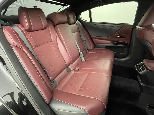 レクサス ＥＳ 300h グレイスフルエスコート 福島県 2023(令5)年 3.5万km グラファイトブラックガラスフレーク パノラミックビュー/・衝突軽減/・オートハイビーム/・標識認識/・ブラインドスポットモニター/サンルーフ/マークレビンソンプレミアムサウンド/純正12.3インチディスプレイオーディオ/・フルセグ/TV/BT/FM/AM/ミラーキャスト/LEDオートライト/レザーシート/・パワーシート/・シートヒーター/・エアシート/・メモリーシート/・パワーリアゲート/追従走行付きクルーズコントロール/純正アルミホイール付きサマータイヤ/ETC/前後ドラレコ/電子パーキング/・ブレーキホールド/ヘッドアップディスプレイ/革ステアリング/・ステアリングリモコン/・パドルシフト/・ステアヒーター/純正フロアマット/ウィンカーミラー/・オートミラー/2列目ロールサンシェード/・リア電格サンシェード/プッシュスタート/・スマートキー