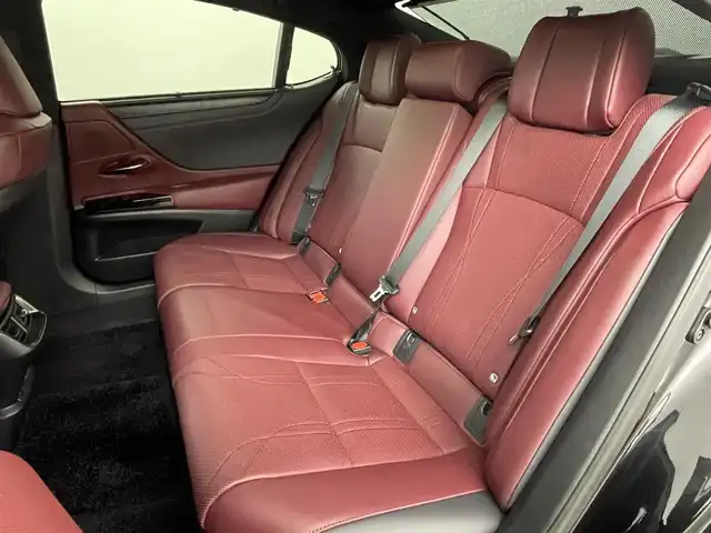 レクサス ＥＳ 300h グレイスフルエスコート 福島県 2023(令5)年 3.5万km グラファイトブラックガラスフレーク パノラミックビュー/・衝突軽減/・オートハイビーム/・標識認識/・ブラインドスポットモニター/サンルーフ/マークレビンソンプレミアムサウンド/純正12.3インチディスプレイオーディオ/・フルセグ/TV/BT/FM/AM/ミラーキャスト/LEDオートライト/レザーシート/・パワーシート/・シートヒーター/・エアシート/・メモリーシート/・パワーリアゲート/追従走行付きクルーズコントロール/純正アルミホイール付きサマータイヤ/ETC/前後ドラレコ/電子パーキング/・ブレーキホールド/ヘッドアップディスプレイ/革ステアリング/・ステアリングリモコン/・パドルシフト/・ステアヒーター/純正フロアマット/ウィンカーミラー/・オートミラー/2列目ロールサンシェード/・リア電格サンシェード/プッシュスタート/・スマートキー