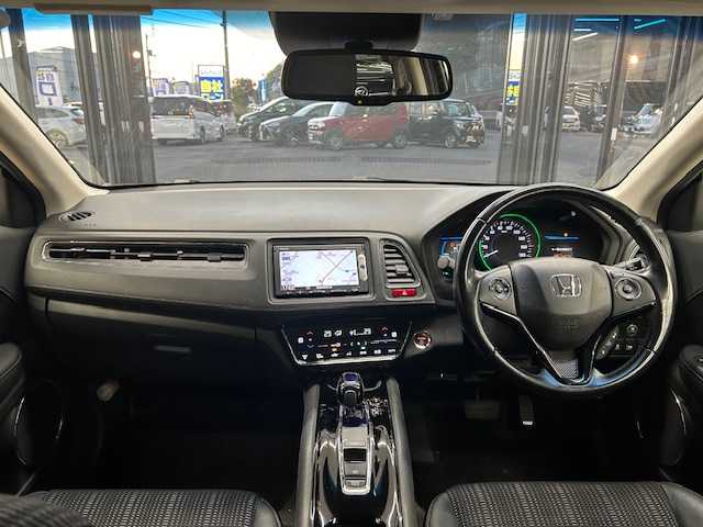 ホンダ ヴェゼル ハイブリッド Z 高知県 2015(平27)年 12.3万km クリスタルブラックパール (株)IDOMが運営する【じしゃロン高知店】の自社ローン専用車両になります。こちらは現金またはオートローンご利用時の価格です。自社ローンご希望の方は別途その旨お申付け下さい/純正ＳＤナビ/（AM/FM/CD/DVD/BT)/バックカメラ　/ワンセグＴＶ　/ＥＴＣ　/クルーズコントロール　/ハーフレザーシート　/前席シートヒーター　/純正フロアマット　/オートライト　/ＬＥＤヘッドライト　/ウインカミラー　/電動格納ミラー