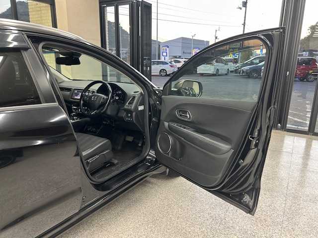 ホンダ ヴェゼル ハイブリッド Z 高知県 2015(平27)年 12.3万km クリスタルブラックパール (株)IDOMが運営する【じしゃロン高知店】の自社ローン専用車両になります。こちらは現金またはオートローンご利用時の価格です。自社ローンご希望の方は別途その旨お申付け下さい/純正ＳＤナビ/（AM/FM/CD/DVD/BT)/バックカメラ　/ワンセグＴＶ　/ＥＴＣ　/クルーズコントロール　/ハーフレザーシート　/前席シートヒーター　/純正フロアマット　/オートライト　/ＬＥＤヘッドライト　/ウインカミラー　/電動格納ミラー