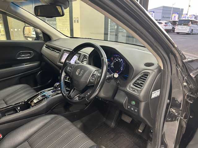 ホンダ ヴェゼル ハイブリッド Z 高知県 2015(平27)年 12.3万km クリスタルブラックパール (株)IDOMが運営する【じしゃロン高知店】の自社ローン専用車両になります。こちらは現金またはオートローンご利用時の価格です。自社ローンご希望の方は別途その旨お申付け下さい/純正ＳＤナビ/（AM/FM/CD/DVD/BT)/バックカメラ　/ワンセグＴＶ　/ＥＴＣ　/クルーズコントロール　/ハーフレザーシート　/前席シートヒーター　/純正フロアマット　/オートライト　/ＬＥＤヘッドライト　/ウインカミラー　/電動格納ミラー