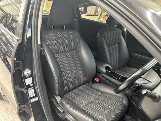 ホンダ ヴェゼル ハイブリッド Z 高知県 2015(平27)年 12.3万km クリスタルブラックパール (株)IDOMが運営する【じしゃロン高知店】の自社ローン専用車両になります。こちらは現金またはオートローンご利用時の価格です。自社ローンご希望の方は別途その旨お申付け下さい/純正ＳＤナビ/（AM/FM/CD/DVD/BT)/バックカメラ　/ワンセグＴＶ　/ＥＴＣ　/クルーズコントロール　/ハーフレザーシート　/前席シートヒーター　/純正フロアマット　/オートライト　/ＬＥＤヘッドライト　/ウインカミラー　/電動格納ミラー