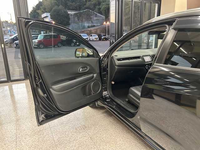 ホンダ ヴェゼル ハイブリッド Z 高知県 2015(平27)年 12.3万km クリスタルブラックパール (株)IDOMが運営する【じしゃロン高知店】の自社ローン専用車両になります。こちらは現金またはオートローンご利用時の価格です。自社ローンご希望の方は別途その旨お申付け下さい/純正ＳＤナビ/（AM/FM/CD/DVD/BT)/バックカメラ　/ワンセグＴＶ　/ＥＴＣ　/クルーズコントロール　/ハーフレザーシート　/前席シートヒーター　/純正フロアマット　/オートライト　/ＬＥＤヘッドライト　/ウインカミラー　/電動格納ミラー