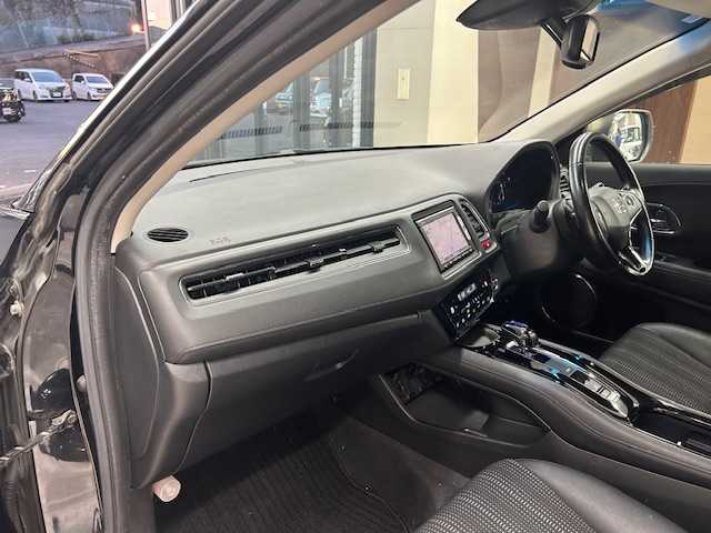 ホンダ ヴェゼル ハイブリッド Z 高知県 2015(平27)年 12.3万km クリスタルブラックパール (株)IDOMが運営する【じしゃロン高知店】の自社ローン専用車両になります。こちらは現金またはオートローンご利用時の価格です。自社ローンご希望の方は別途その旨お申付け下さい/純正ＳＤナビ/（AM/FM/CD/DVD/BT)/バックカメラ　/ワンセグＴＶ　/ＥＴＣ　/クルーズコントロール　/ハーフレザーシート　/前席シートヒーター　/純正フロアマット　/オートライト　/ＬＥＤヘッドライト　/ウインカミラー　/電動格納ミラー