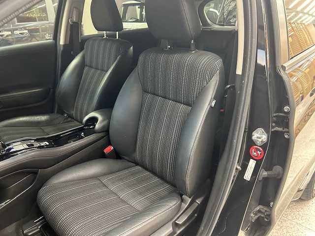 ホンダ ヴェゼル ハイブリッド Z 高知県 2015(平27)年 12.3万km クリスタルブラックパール (株)IDOMが運営する【じしゃロン高知店】の自社ローン専用車両になります。こちらは現金またはオートローンご利用時の価格です。自社ローンご希望の方は別途その旨お申付け下さい/純正ＳＤナビ/（AM/FM/CD/DVD/BT)/バックカメラ　/ワンセグＴＶ　/ＥＴＣ　/クルーズコントロール　/ハーフレザーシート　/前席シートヒーター　/純正フロアマット　/オートライト　/ＬＥＤヘッドライト　/ウインカミラー　/電動格納ミラー