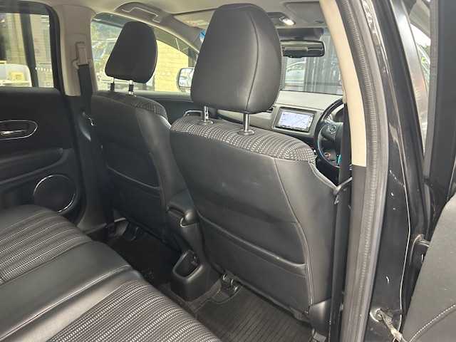 ホンダ ヴェゼル ハイブリッド Z 高知県 2015(平27)年 12.3万km クリスタルブラックパール (株)IDOMが運営する【じしゃロン高知店】の自社ローン専用車両になります。こちらは現金またはオートローンご利用時の価格です。自社ローンご希望の方は別途その旨お申付け下さい/純正ＳＤナビ/（AM/FM/CD/DVD/BT)/バックカメラ　/ワンセグＴＶ　/ＥＴＣ　/クルーズコントロール　/ハーフレザーシート　/前席シートヒーター　/純正フロアマット　/オートライト　/ＬＥＤヘッドライト　/ウインカミラー　/電動格納ミラー