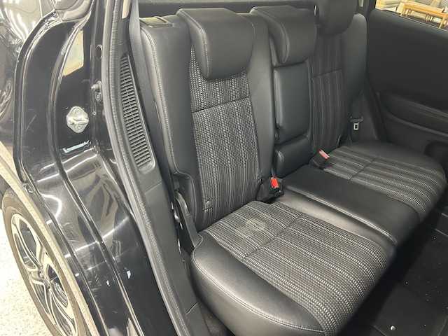 ホンダ ヴェゼル ハイブリッド Z 高知県 2015(平27)年 12.3万km クリスタルブラックパール (株)IDOMが運営する【じしゃロン高知店】の自社ローン専用車両になります。こちらは現金またはオートローンご利用時の価格です。自社ローンご希望の方は別途その旨お申付け下さい/純正ＳＤナビ/（AM/FM/CD/DVD/BT)/バックカメラ　/ワンセグＴＶ　/ＥＴＣ　/クルーズコントロール　/ハーフレザーシート　/前席シートヒーター　/純正フロアマット　/オートライト　/ＬＥＤヘッドライト　/ウインカミラー　/電動格納ミラー