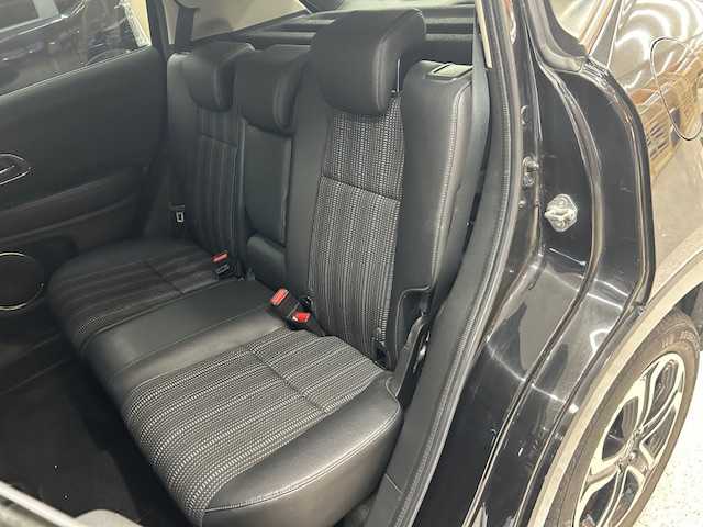 ホンダ ヴェゼル ハイブリッド Z 高知県 2015(平27)年 12.3万km クリスタルブラックパール (株)IDOMが運営する【じしゃロン高知店】の自社ローン専用車両になります。こちらは現金またはオートローンご利用時の価格です。自社ローンご希望の方は別途その旨お申付け下さい/純正ＳＤナビ/（AM/FM/CD/DVD/BT)/バックカメラ　/ワンセグＴＶ　/ＥＴＣ　/クルーズコントロール　/ハーフレザーシート　/前席シートヒーター　/純正フロアマット　/オートライト　/ＬＥＤヘッドライト　/ウインカミラー　/電動格納ミラー