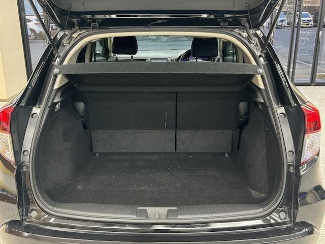 ホンダ ヴェゼル ハイブリッド Z 高知県 2015(平27)年 12.3万km クリスタルブラックパール (株)IDOMが運営する【じしゃロン高知店】の自社ローン専用車両になります。こちらは現金またはオートローンご利用時の価格です。自社ローンご希望の方は別途その旨お申付け下さい/純正ＳＤナビ/（AM/FM/CD/DVD/BT)/バックカメラ　/ワンセグＴＶ　/ＥＴＣ　/クルーズコントロール　/ハーフレザーシート　/前席シートヒーター　/純正フロアマット　/オートライト　/ＬＥＤヘッドライト　/ウインカミラー　/電動格納ミラー