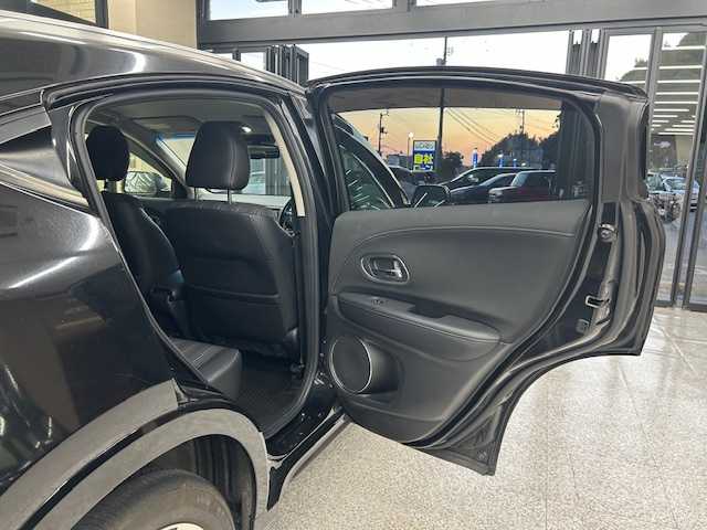 ホンダ ヴェゼル ハイブリッド Z 高知県 2015(平27)年 12.3万km クリスタルブラックパール (株)IDOMが運営する【じしゃロン高知店】の自社ローン専用車両になります。こちらは現金またはオートローンご利用時の価格です。自社ローンご希望の方は別途その旨お申付け下さい/純正ＳＤナビ/（AM/FM/CD/DVD/BT)/バックカメラ　/ワンセグＴＶ　/ＥＴＣ　/クルーズコントロール　/ハーフレザーシート　/前席シートヒーター　/純正フロアマット　/オートライト　/ＬＥＤヘッドライト　/ウインカミラー　/電動格納ミラー