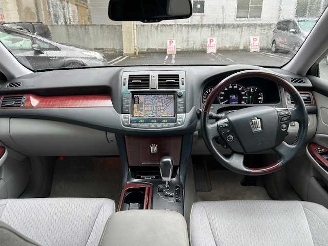 トヨタ クラウン ロイヤル ロイヤルサルーン 宮城県 2008(平20)年 11万km ブラック 純正ナビ/AM/FM/CD/DVD/MD/AUX/BT/フルセグTV/バックカメラ/前席パワーシート/ステアリングスイッチ/純正アルミ夏タイヤ17インチ/クルーズコントロール/コーナーセンサー/MTモード搭載/横滑り防止装置/純正フロアマット/ウィンカードアミラー/電動格納ミラー/ETC/プッシュスタート/保証書・記録簿・取扱説明書