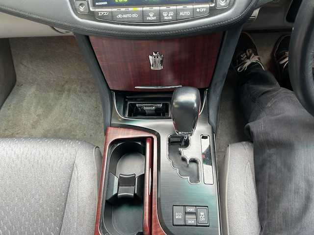 トヨタ クラウン ロイヤル ロイヤルサルーン 宮城県 2008(平20)年 11万km ブラック 純正ナビ/AM/FM/CD/DVD/MD/AUX/BT/フルセグTV/バックカメラ/前席パワーシート/ステアリングスイッチ/純正アルミ夏タイヤ17インチ/クルーズコントロール/コーナーセンサー/MTモード搭載/横滑り防止装置/純正フロアマット/ウィンカードアミラー/電動格納ミラー/ETC/プッシュスタート/保証書・記録簿・取扱説明書