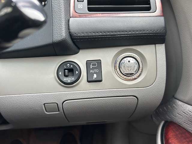 トヨタ クラウン ロイヤル ロイヤルサルーン 宮城県 2008(平20)年 11万km ブラック 純正ナビ/AM/FM/CD/DVD/MD/AUX/BT/フルセグTV/バックカメラ/前席パワーシート/ステアリングスイッチ/純正アルミ夏タイヤ17インチ/クルーズコントロール/コーナーセンサー/MTモード搭載/横滑り防止装置/純正フロアマット/ウィンカードアミラー/電動格納ミラー/ETC/プッシュスタート/保証書・記録簿・取扱説明書