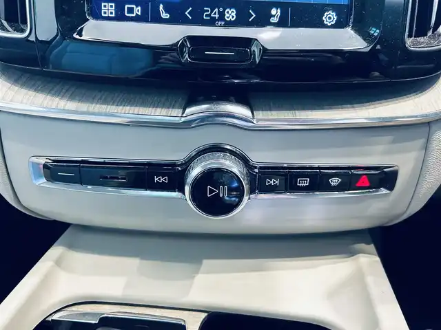 ボルボ ボルボ ＸＣ６０ アルティメット B5 AWD 大阪府 2022(令4)年 3.1万km グレー パノラマSR/HUD/ACC/HarmanKardon/純正ナビ/360度カメラ/applecarplay/純正19インチAW/ＬＥＤヘッドライト/電動リアゲート/ワイヤレス充電/ＢＬＩＳ/革シート/メモリ付きパワーシート/エアシートヒーター/ステアリングヒーター