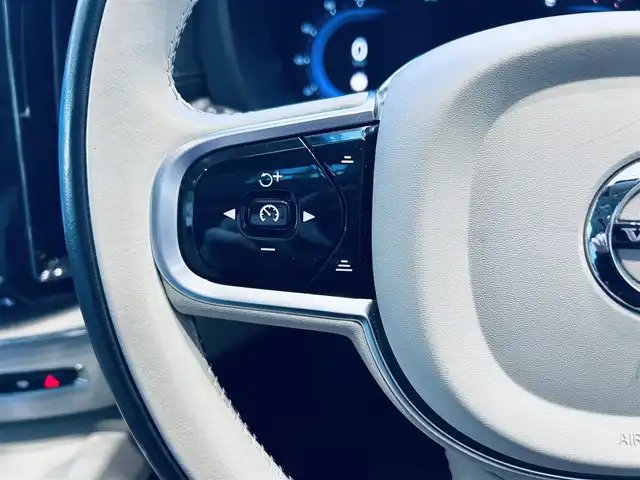 ボルボ ボルボ ＸＣ６０ アルティメット B5 AWD 大阪府 2022(令4)年 3.1万km グレー パノラマSR/HUD/ACC/HarmanKardon/純正ナビ/360度カメラ/applecarplay/純正19インチAW/ＬＥＤヘッドライト/電動リアゲート/ワイヤレス充電/ＢＬＩＳ/革シート/メモリ付きパワーシート/エアシートヒーター/ステアリングヒーター