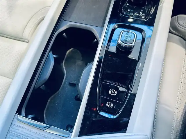 ボルボ ボルボ ＸＣ６０ アルティメット B5 AWD 大阪府 2022(令4)年 3.1万km グレー パノラマSR/HUD/ACC/HarmanKardon/純正ナビ/360度カメラ/applecarplay/純正19インチAW/ＬＥＤヘッドライト/電動リアゲート/ワイヤレス充電/ＢＬＩＳ/革シート/メモリ付きパワーシート/エアシートヒーター/ステアリングヒーター