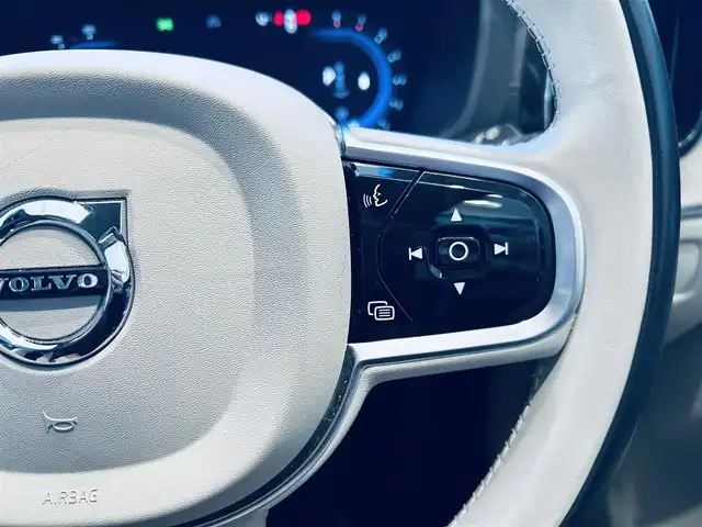 ボルボ ボルボ ＸＣ６０ アルティメット B5 AWD 大阪府 2022(令4)年 3.1万km グレー パノラマSR/HUD/ACC/HarmanKardon/純正ナビ/360度カメラ/applecarplay/純正19インチAW/ＬＥＤヘッドライト/電動リアゲート/ワイヤレス充電/ＢＬＩＳ/革シート/メモリ付きパワーシート/エアシートヒーター/ステアリングヒーター