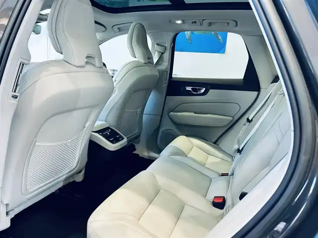 ボルボ ボルボ ＸＣ６０ アルティメット B5 AWD 大阪府 2022(令4)年 3.1万km グレー パノラマSR/HUD/ACC/HarmanKardon/純正ナビ/360度カメラ/applecarplay/純正19インチAW/ＬＥＤヘッドライト/電動リアゲート/ワイヤレス充電/ＢＬＩＳ/革シート/メモリ付きパワーシート/エアシートヒーター/ステアリングヒーター