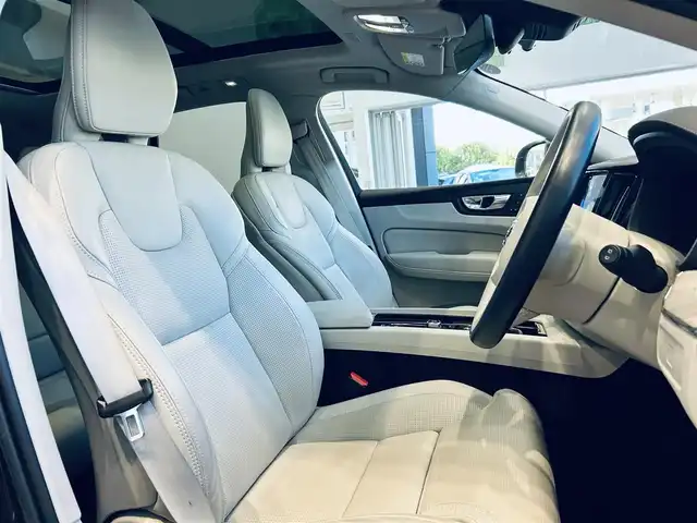 ボルボ ボルボ ＸＣ６０ アルティメット B5 AWD 大阪府 2022(令4)年 3.1万km グレー パノラマSR/HUD/ACC/HarmanKardon/純正ナビ/360度カメラ/applecarplay/純正19インチAW/ＬＥＤヘッドライト/電動リアゲート/ワイヤレス充電/ＢＬＩＳ/革シート/メモリ付きパワーシート/エアシートヒーター/ステアリングヒーター