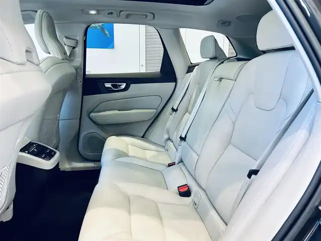 ボルボ ボルボ ＸＣ６０ アルティメット B5 AWD 大阪府 2022(令4)年 3.1万km グレー パノラマSR/HUD/ACC/HarmanKardon/純正ナビ/360度カメラ/applecarplay/純正19インチAW/ＬＥＤヘッドライト/電動リアゲート/ワイヤレス充電/ＢＬＩＳ/革シート/メモリ付きパワーシート/エアシートヒーター/ステアリングヒーター