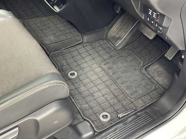 ホンダ フリード ハイブリット クロスター 群馬県 2023(令5)年 4.4万km プラチナホワイトパール 純正９型ナビ　バックカメラ　フルセグＴＶ　両側電動スライドドア　ハーフレザーシート　シートヒーター　クルーズコントロール　衝突被害軽減ブレーキ　レーンアシスト　LEDヘッドライト　オートライト　禁煙車