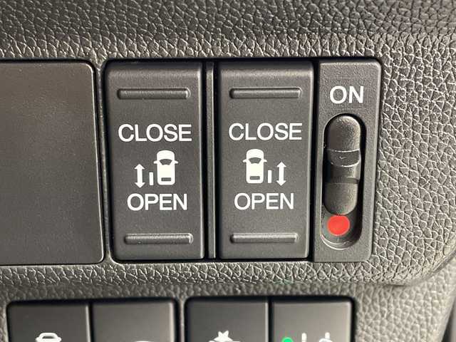 ホンダ フリード ハイブリット クロスター 群馬県 2023(令5)年 4.4万km プラチナホワイトパール 純正９型ナビ　バックカメラ　フルセグＴＶ　両側電動スライドドア　ハーフレザーシート　シートヒーター　クルーズコントロール　衝突被害軽減ブレーキ　レーンアシスト　LEDヘッドライト　オートライト　禁煙車