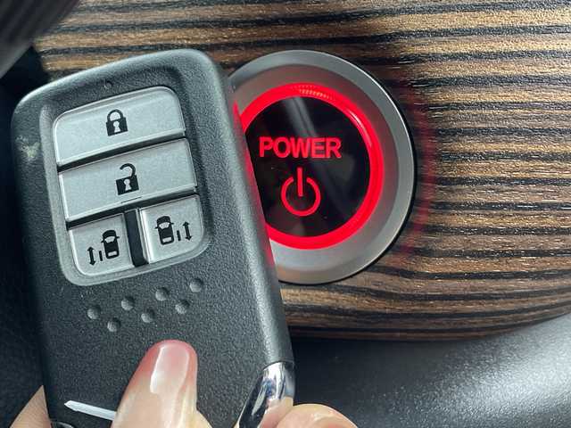 ホンダ フリード ハイブリット クロスター 群馬県 2023(令5)年 4.4万km プラチナホワイトパール 純正９型ナビ　バックカメラ　フルセグＴＶ　両側電動スライドドア　ハーフレザーシート　シートヒーター　クルーズコントロール　衝突被害軽減ブレーキ　レーンアシスト　LEDヘッドライト　オートライト　禁煙車