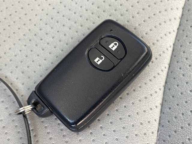 トヨタ プリウス S 長野県 2011(平23)年 6.7万km ホワイトパールクリスタルシャイン 純正メモリナビTV/Bluetooth/CD/DVD/バックカメラ/ETC/ユピテルミラー型ドライブレコーダー/GPSレーダー/純正15インチアルミ/プッシュスタート/ワンオーナー/保証書/取説/スペアキー