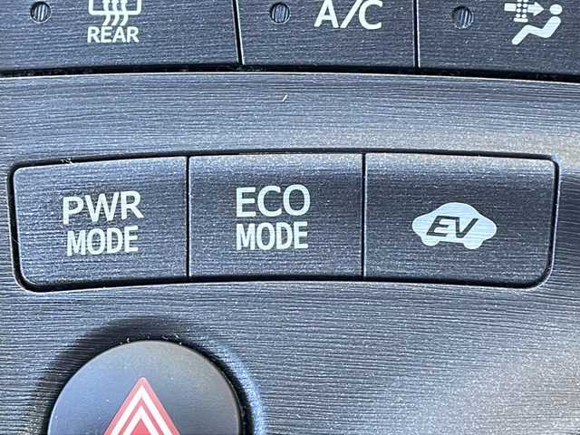 トヨタ プリウス S 長野県 2011(平23)年 6.7万km ホワイトパールクリスタルシャイン 純正メモリナビTV/Bluetooth/CD/DVD/バックカメラ/ETC/ユピテルミラー型ドライブレコーダー/GPSレーダー/純正15インチアルミ/プッシュスタート/ワンオーナー/保証書/取説/スペアキー