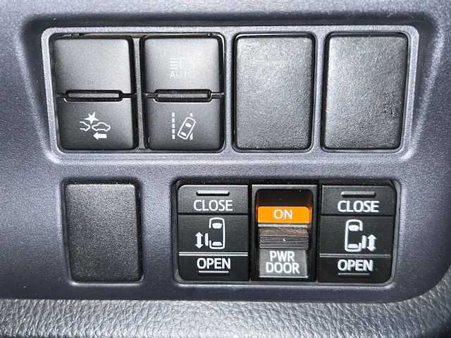 トヨタ ヴォクシー ZS 煌Ⅱ 茨城県 2016(平28)年 8.3万km ブラック 純正ナビ /両側パワースライドドア /バックカメラ /純正AW /スマートキー /オートライト /ステアリングリモコン /ドアバイザー /ETC /LEDライト /社外フロアマット /フルセグ /レーンキープアシスト