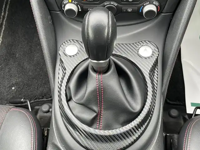 日産 フェアレディ Ｚ バージョンNISMO 千葉県 2012(平24)年 8.6万km ブリリアントホワイトパール TEIN車高調/FUJITUBO2本出しマフラー/ニスモ専用ハーフレザーシート/ニスモ専用19インチアルミホイール/インテリジェントキー/純正HDDナビ/・CD/DVD/MSV/Bluetooth/フルセグ/バックカメラ/社外カーボン調ステアリング/純正キセノンヘッドライト/パドルシフト/リアスポイラー/ビルトインETC/サイド＆カーテンエアバッグ/新車時保証書＆取扱説明書