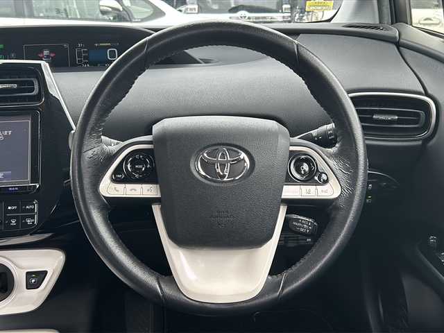 トヨタ プリウス A 沖縄県 2016(平28)年 5.6万km スティールブロンドM 禁煙車　/純正９インチ フルセグＴＶ Bluetooth DVD再生可/バックカメラ/トヨタセーフティセンス　/ビルトインＥＴＣ　/ＬＥＤヘッドライト　/オートライト　/オートハイビーム　/ブラインドスポットモニター　/ヘッドアップディスプレイ　/クリアランスソナー/スマートキー