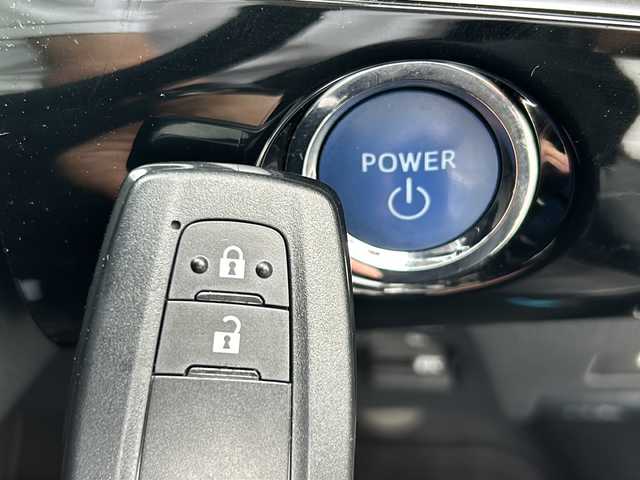 トヨタ プリウス A 沖縄県 2016(平28)年 5.6万km スティールブロンドM 禁煙車　/純正９インチ フルセグＴＶ Bluetooth DVD再生可/バックカメラ/トヨタセーフティセンス　/ビルトインＥＴＣ　/ＬＥＤヘッドライト　/オートライト　/オートハイビーム　/ブラインドスポットモニター　/ヘッドアップディスプレイ　/クリアランスソナー/スマートキー